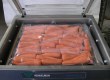 Помещаем пакет с морковью в камеру вакуумного упаковщика